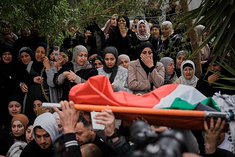 مشّيعون يحملون جثامين أربعة من عائلة عودة قُتلوا برصاص القوات الإسرائيلية أثناء عملية عسكرية، خلال جنازتهم في بلدة طمون بالضفة الغربية، في 15 مارس 2026.