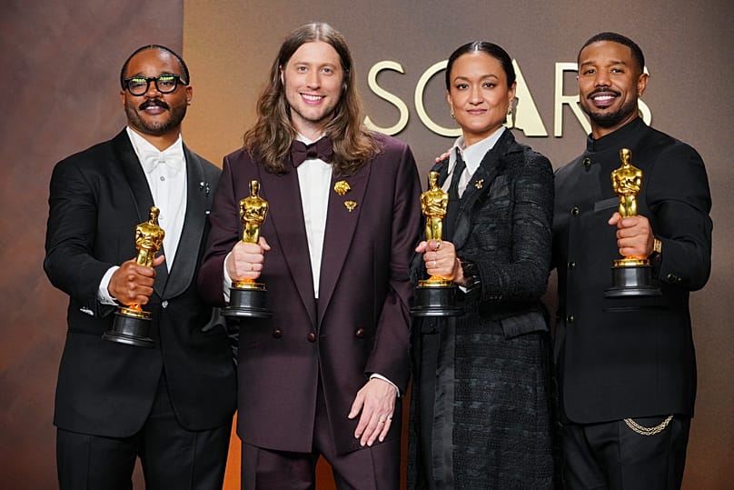 Ryan Coogler, Ludwig Göransson, Autumn Durald Arkapaw et Michael B. Jordan avec les quatre Oscars de Sinners