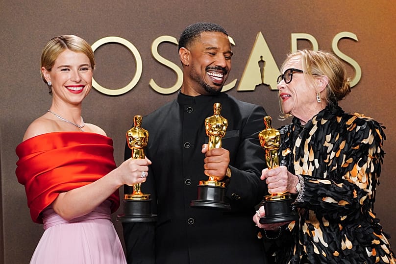 Jessie Buckley, Michael B. Jordan et Amy Madigan célébrant leurs victoires