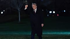 Präsident Donald Trump gestikuliert gegenüber den Medien, während er bei seiner Ankunft im Weißen Haus auf dem South Lawn spazieren geht, Sonntag, 15. März 2026, in Washington