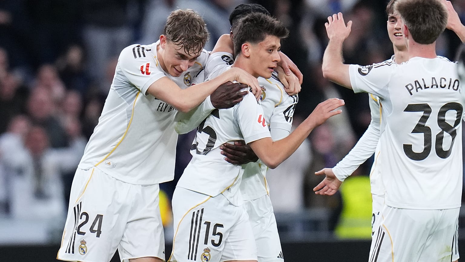 Real Madrid formalı futbolcu Arda Güler (ortada), Real Madrid ile Elche CF arasındaki LaLiga maçında takımının dördüncü golünü attıktan sonra kutlanıyor, 14 Mart 2026.