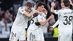 Real Madrid formalı futbolcu Arda Güler (ortada), Real Madrid ile Elche CF arasındaki LaLiga maçında takımının dördüncü golünü attıktan sonra kutlanıyor, 14 Mart 2026.