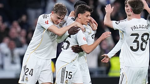 Real Madrid formalı futbolcu Arda Güler (ortada), Real Madrid ile Elche CF arasındaki LaLiga maçında takımının dördüncü golünü attıktan sonra kutlanıyor, 14 Mart 2026.