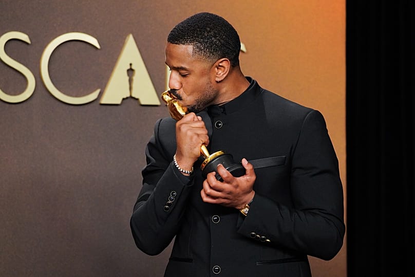 Michael B. Jordan, a legjobb férfi színésznek járó díjjal az Oscar-díj gálán 2026.március 15-én