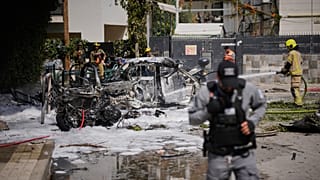 I vigili del fuoco spengono l'incendio in un sito danneggiato durante un attacco missilistico iraniano a Tel Aviv, Israele, domenica 15 marzo 2026