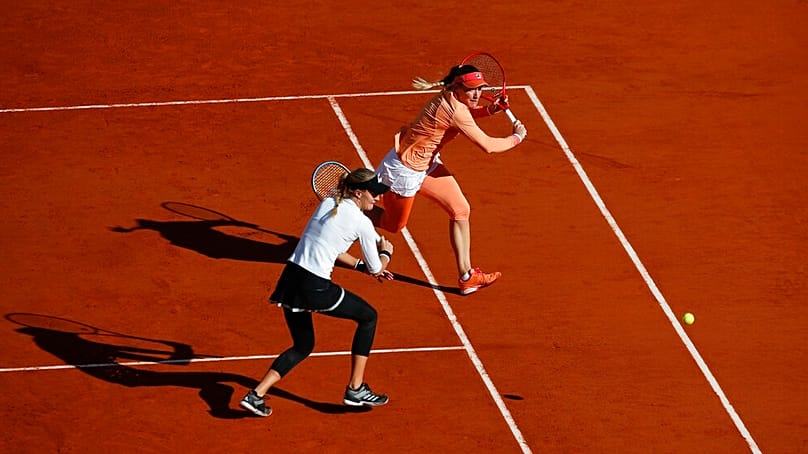 Babos Tímea (jobbra) és Kristina Mladenovic a French Open női páros döntőjében 2020. október 11-én