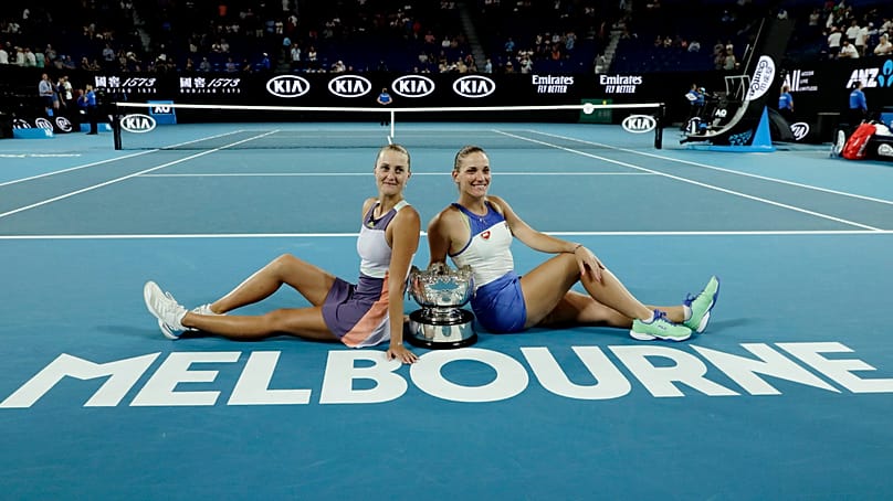 Babos Tímea (jobbra) és Kristina Mladenovic a 2020-as Australian Open megnyerése után a melbourne-i Rod Laver Arenában 