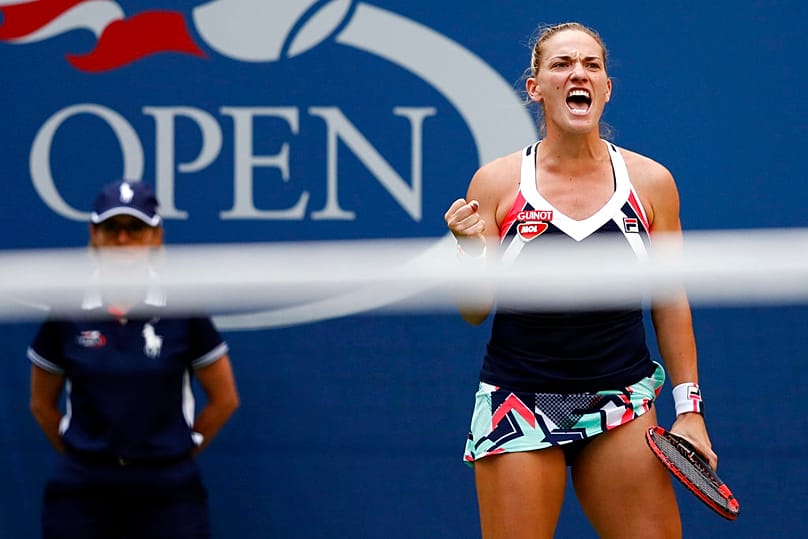 Babos Tímea egy győztes labdamenetet ünnepel a Marija Sarapova elleni mérkőzésén a US Open női egyes második fordulójában New York-ban 2017. augusztus 30-án