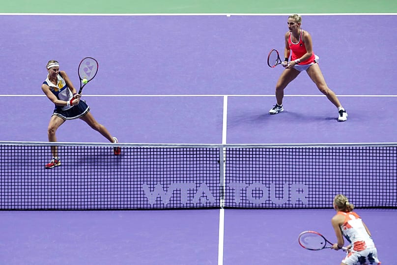 Babos Tímea (szemben, jobbra) és Andrea Hlavackova a Kiki Bertens és  Johanna Larsson ellen megnyert női páros világbajnoki döntőben, Szingapúrban, 2017.október 29-én