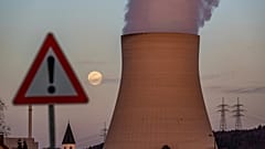 Der Schornstein des Kernkraftwerks Isar 2 - eine der letzten in Betrieb befindlichen Anlagen in Deutschland. Es wurde im Jahr 2023 abgeschaltet.