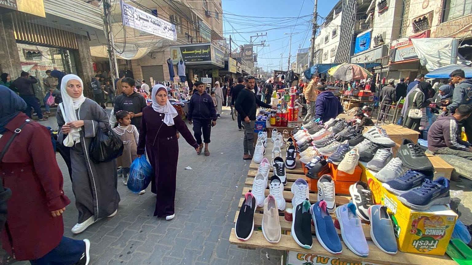 سوق شعبية في مخيم النصيرات وسط قطاع غزة