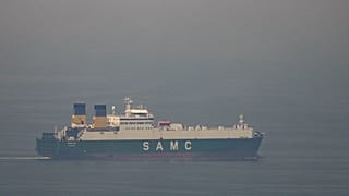 Bir kargo gemisi, Hürmüz Boğazı'na doğru Arap Körfezi'nde seyrediyor, 15 Mart 2026.