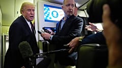US-Präsident Donald Trump spricht am 15. März 2026 an Bord der Air Force One mit Journalistinnen und Journalisten.