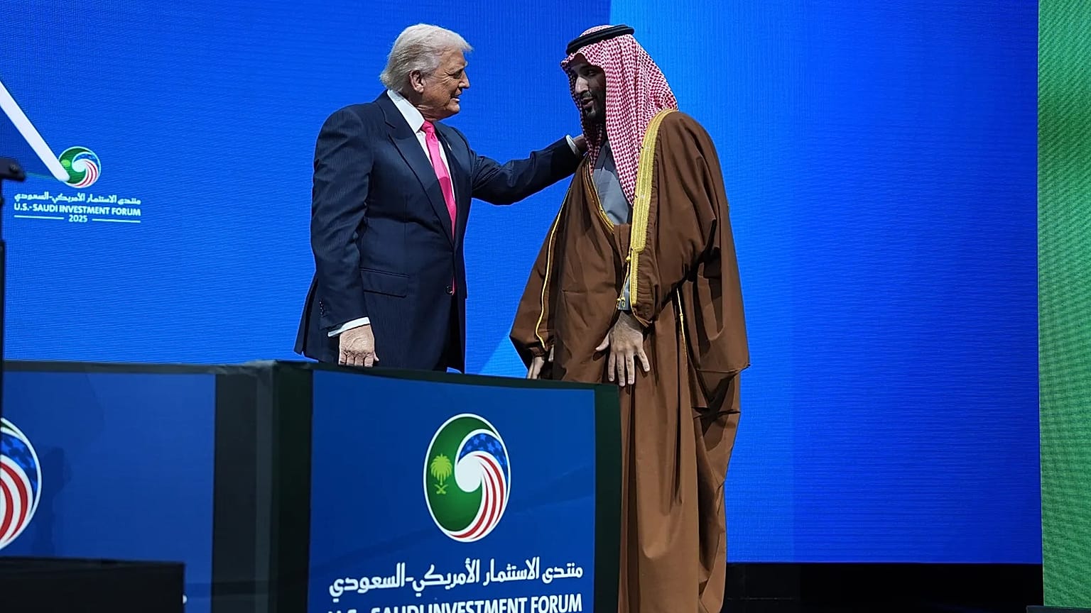 الرئيس دونالد ترامب يتحدث مع ولي العهد السعودي الأمير محمد بن سلمان خلال منتدى الاستثمار السعودي في مركز كينيدي، الأربعاء 19 نوفمبر/تشرين الثاني 2025، في واشنطن. (صورة من وكال