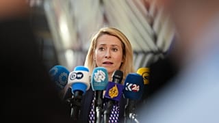 A chefe da política externa da União Europeia, Kaja Kallas, fala com os meios de comunicação à chegada a uma reunião dos ministros dos Negócios Estrangeiros da UE no edifício do Conselho Europeu, em Bruxelas, na segunda-feira