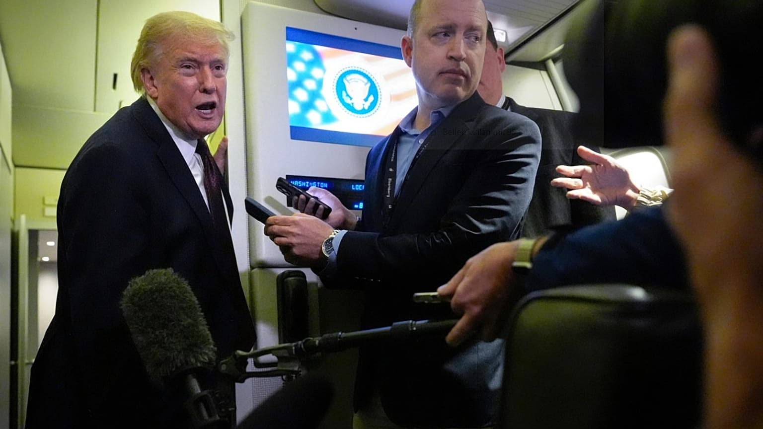 Trump, Air Force One uçağında gazetecilere konuşuyor, 15 Mart 2026.