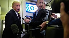 Trump, Air Force One uçağında gazetecilere konuşuyor, 15 Mart 2026.