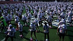 Tausende Menschen nehmen auf dem Zócalo in Mexiko-Stadt an einem Rekord-Fußballtraining teil.