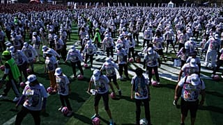 Miles de personas participan en una clase de fútbol récord en el Zócalo de Ciudad de México