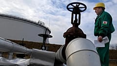DATEI - Ein Ingenieur der Ungarischen Öl- und Gasgesellschaft (MOL) überprüft den Empfangsbereich der Druzhba-Ölpipeline in Szazhalombata, südlich von Budapest, Ungarn, 9. Januar 2007