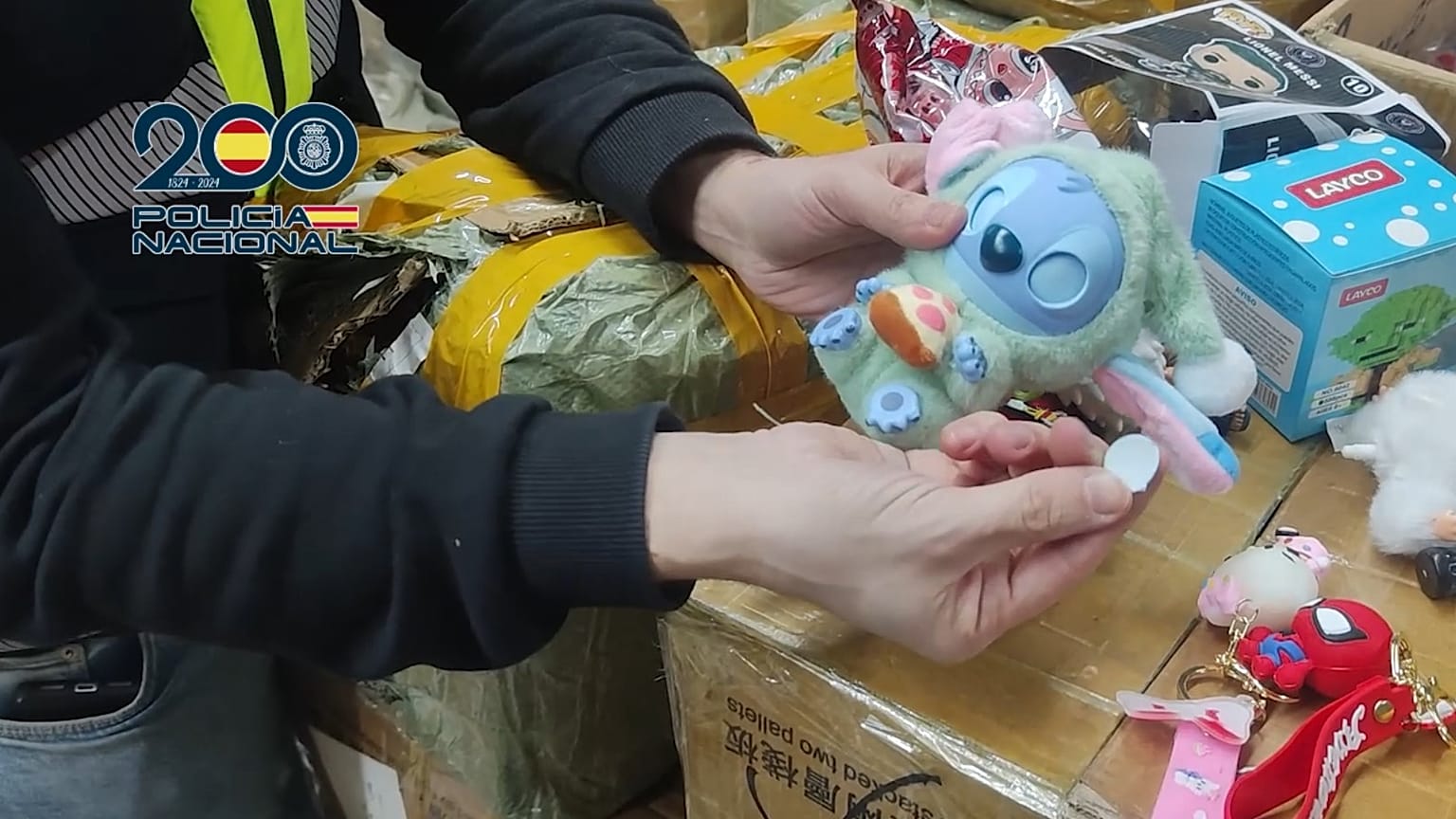 Um agente mostra um dos brinquedos apreendidos, que contém peças amovíveis.