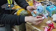 Un agente muestra uno de los juguetes incautados, el cual contiene piezas que se desprenden.