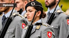 Eine Soldatin am 4. September 2025 in Düsseldorf bei einer Vereidigungszeremonie vor dem Landtag von Nordrhein-Westfalen