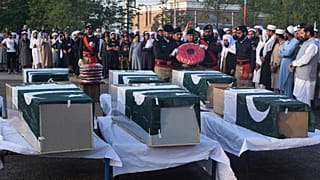 صلاة جنازة ضباط الشرطة القتلى بانفجار عبوة ناسفة في لاكي مروات، باكستان، الجمعة 13 مارس 2026.