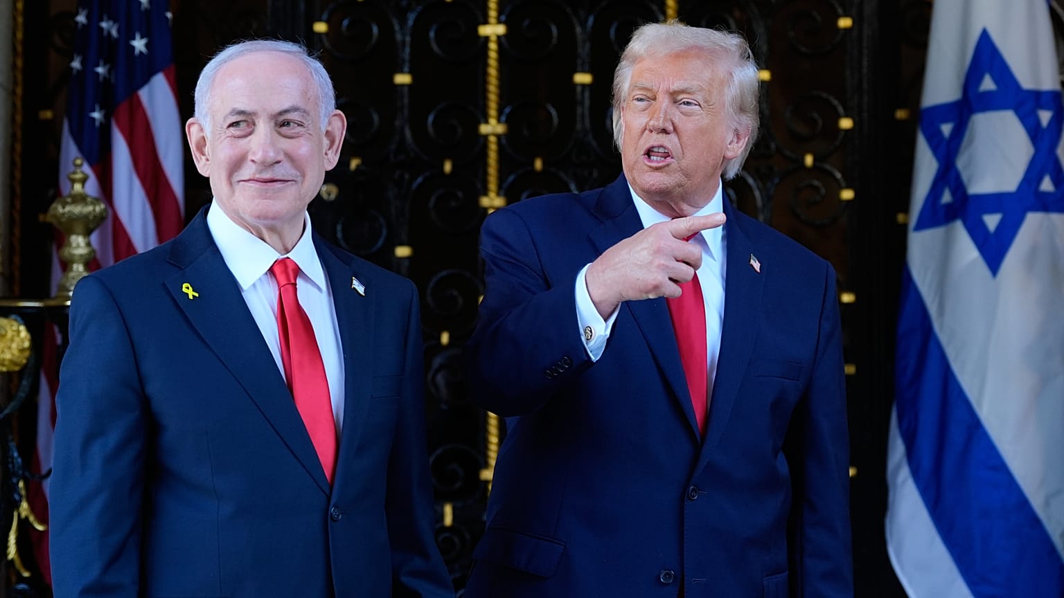 الرئيس دونالد ترامب يتحدث إلى الصحفيين أثناء استقباله رئيس الوزراء الإسرائيلي بنيامين نتنياهو في ناديه مار-أ-لاغو، يوم الاثنين 29 ديسمبر 2025، في بالم بيتش، فلوريدا. (صورة من 