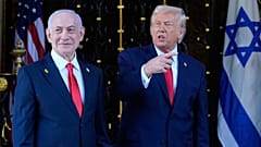 الرئيس دونالد ترامب يتحدث إلى الصحفيين أثناء استقباله رئيس الوزراء الإسرائيلي بنيامين نتنياهو في ناديه مار-أ-لاغو، يوم الاثنين 29 ديسمبر 2025، في بالم بيتش، فلوريدا. (صورة من 
