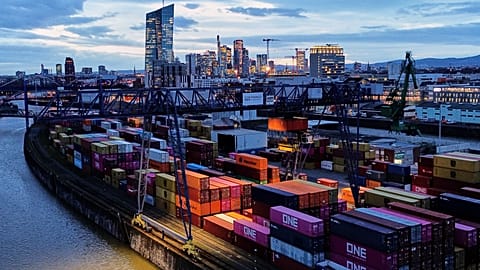 Container werden in einem Frachtterminal in Frankfurt, Deutschland, gelagert, Montag, 23. Februar 2026.