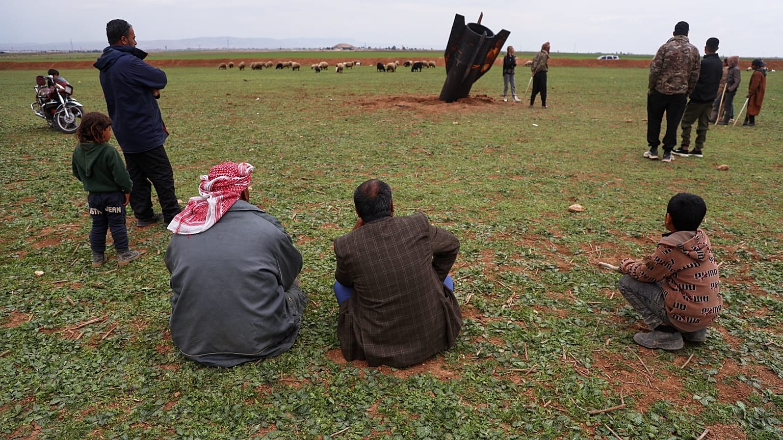 سوريون ينظر إلى قذيفة إيرانية غير منفجرة سقطت في حقل مفتوح في ضواحي القامشلي شرق سوريا، الأربعاء 4 مارس 2026.