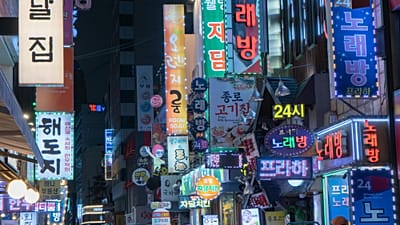 La via commerciale di Myeongdong a Seoul di notte