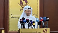 Katar Dışişleri Bakanlığı Sözcüsü Dr. El Ensari, Doha'da düzenlenen bir basın toplantısında soruları yanıtlarken.
