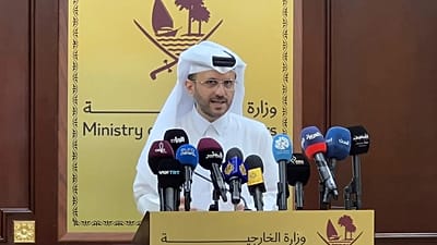 Le porte-parole du ministère des affaires étrangères du Qatar, le Dr Majed Al Ansari, répond aux questions lors d'une conférence de presse à Doha.