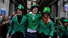 Beim St.-Patrick’s-Day-Umzug füllten Tausende Menschen die Straßen von Madrid.