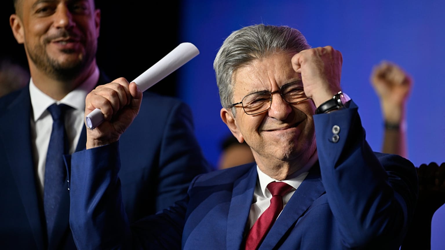 Jean-Luc Mélenchon et le candidat de LFI) à l'élection municipale de Marseille, Sébastien Delogu, assistent à une réunion de campagne municipale, à Marseille, le samedi 7 mars