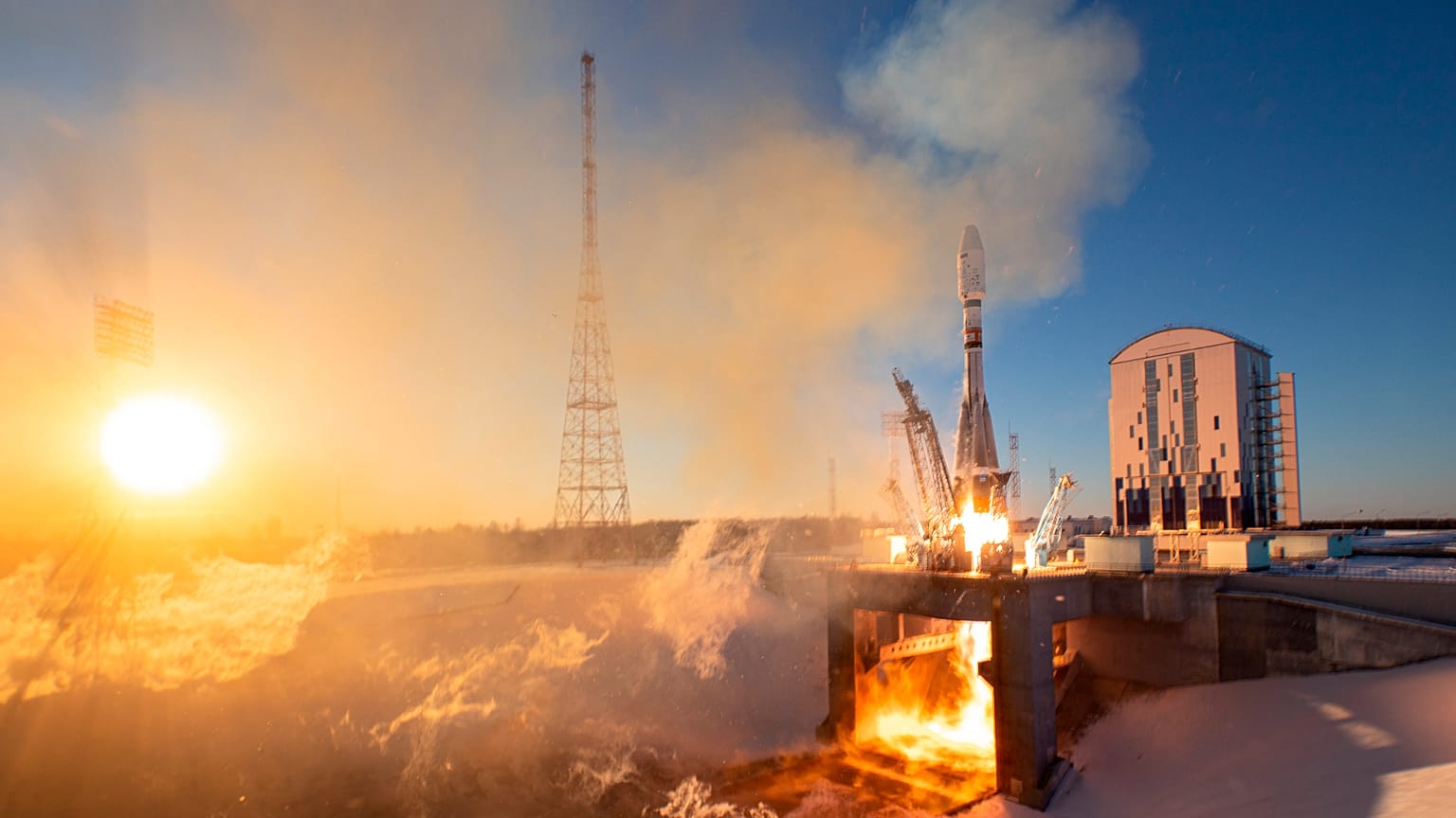 في هذه الصورة التي نشرتها مؤسسة روسكوزموس الحكومية للفضاء، ينطلق صاروخ سويوز من موقع إطلاق في فوستوتشني، أقصى شرق روسيا، حاملاً أقماراً صناعية، من بينها قمران صنعتهما إيران