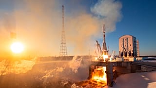 في هذه الصورة التي نشرتها مؤسسة روسكوزموس الحكومية للفضاء، ينطلق صاروخ سويوز من موقع إطلاق في فوستوتشني، أقصى شرق روسيا، حاملاً أقماراً صناعية، من بينها قمران صنعتهما إيران