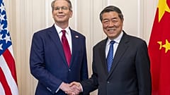 DATEI. US-Finanzminister Scott Bessent schüttelt die Hand des chinesischen Vizepremiers He Lifeng während eines bilateralen Treffens in Genf, Schweiz, Mai 2025