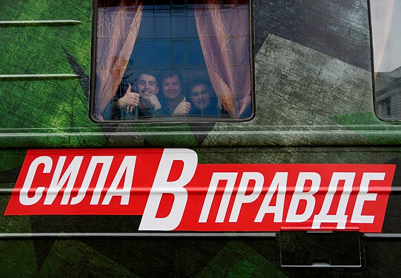 Архив: люди смотрят в окно поезда Министерства обороны РФ с надписью "Сила в правде", Ростов-на-Дону, 3 марта 2024 г.