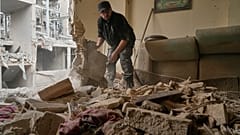 Nach israelisch-amerikanischen Angriffen in Teheran räumen Anwohner Trümmer aus ihren Wohnungen.