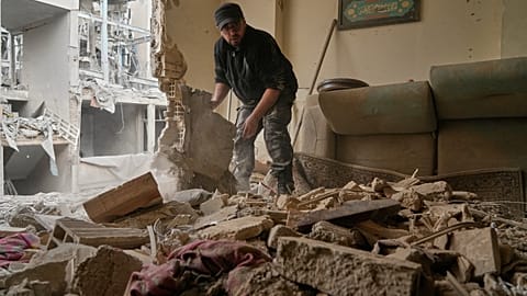 Nach israelisch-amerikanischen Angriffen in Teheran räumen Anwohner Trümmer aus ihren Wohnungen.