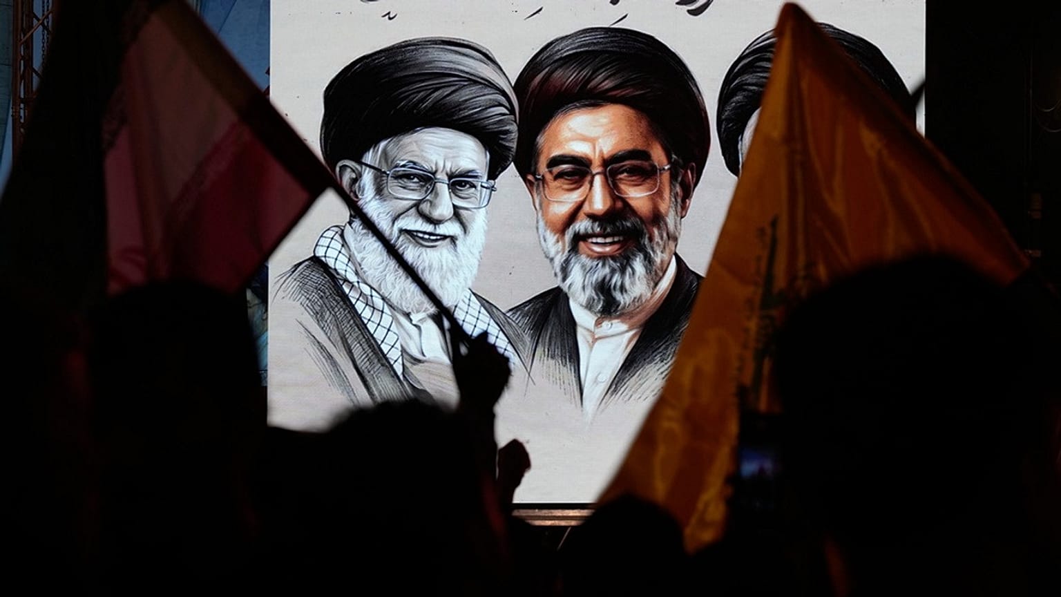 صورة تجمع المرشد الإيراني الراحل آية الله علي خامنئي وابنه آية الله مجتبى خامنئي.