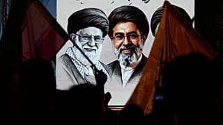 صورة تجمع المرشد الإيراني الراحل آية الله علي خامنئي وابنه آية الله مجتبى خامنئي.