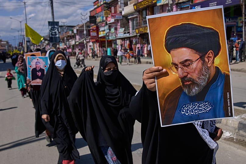 مسلمون يحملون صورة المرشد الإيراني آية الله مجتبى خامنئي خلال مسيرة "يوم القدس" في كشمير الخاضعة لسيطرة الهند، الجمعة 13 مارس 2026.