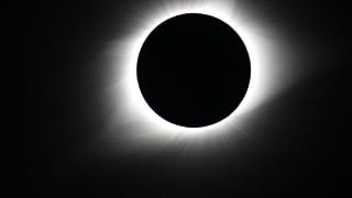 Blick auf die totale Sonnenfinsternis am 21. August 2017 in Madras, Oregon