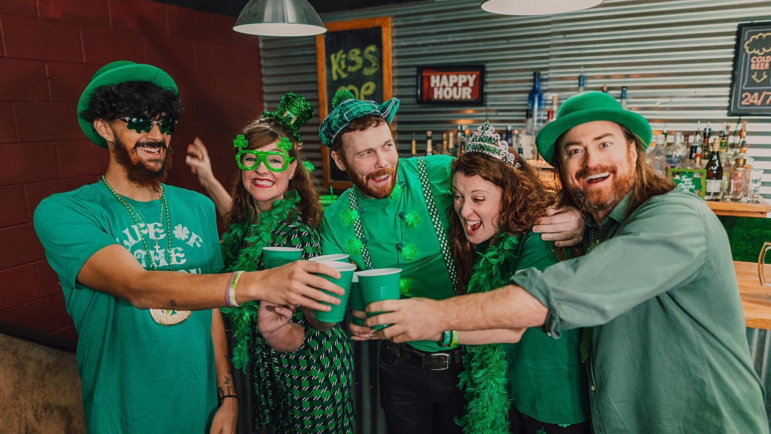 Un groupe de personnes célèbre la Saint-Patrick dans un pub.