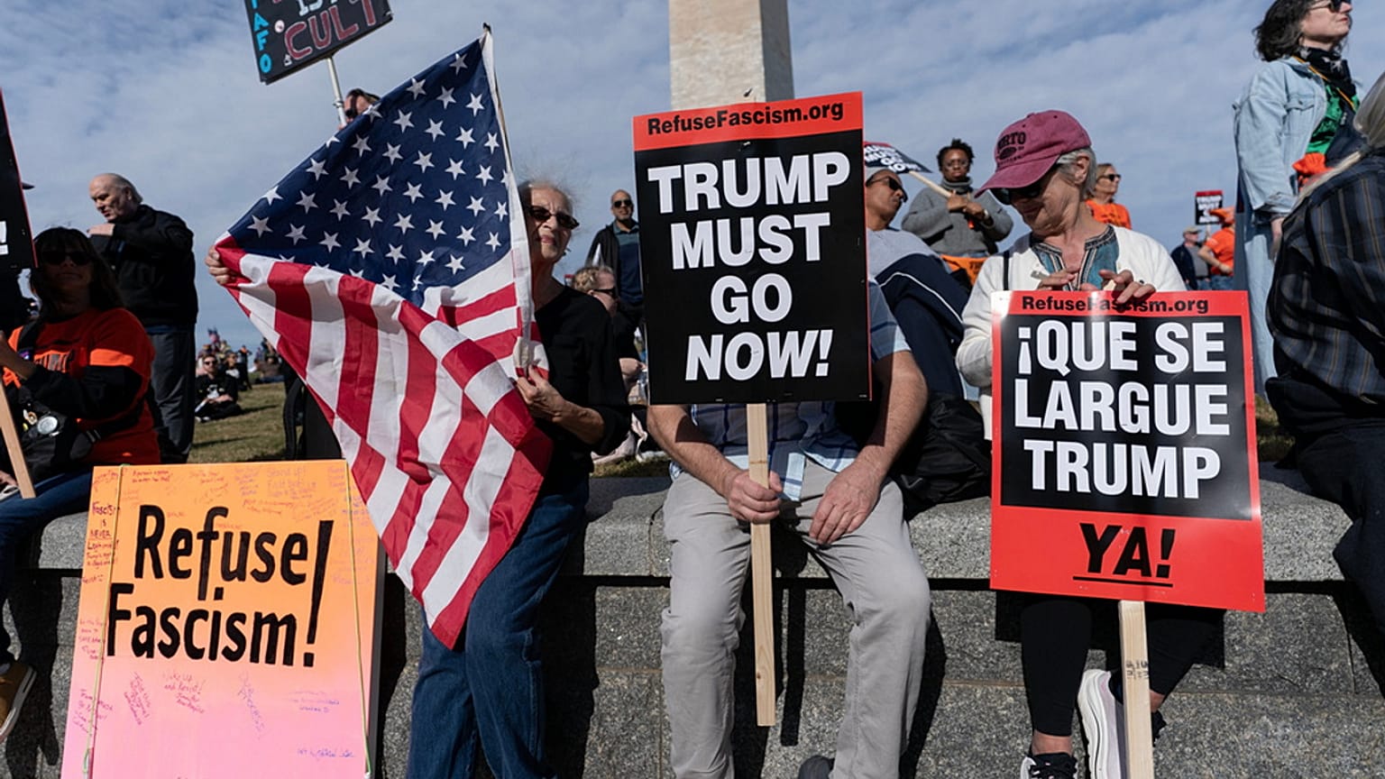 متظاهرون يحتجون قرب نصب واشنطن خلال تظاهرة "يجب أن يرحل ترامب الآن" في ناشونال مول بواشنطن، في 5 نوفمبر 2025.