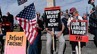 متظاهرون يحتجون قرب نصب واشنطن خلال تظاهرة "يجب أن يرحل ترامب الآن" في ناشونال مول بواشنطن، في 5 نوفمبر 2025.